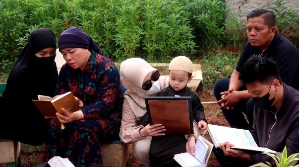 momen keluarga Fuji ziarah ke makam Vanessa © berbagai sumber