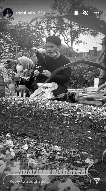 momen keluarga Fuji ziarah ke makam Vanessa © berbagai sumber