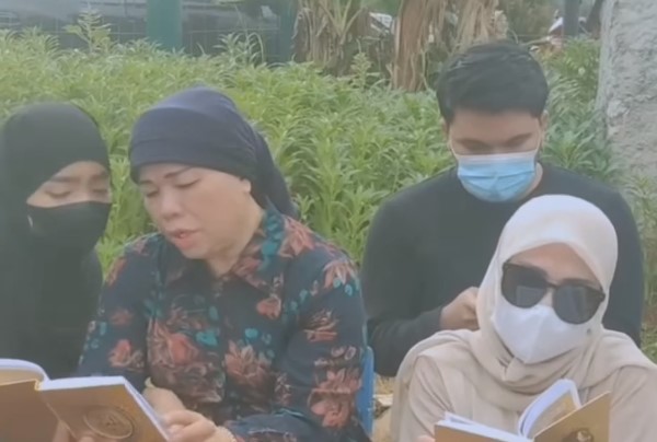 momen keluarga Fuji ziarah ke makam Vanessa © berbagai sumber