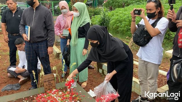 Jelang Ramadan, 11 momen keluarga Fuji ziarah ke makam Vanessa & Bibi
