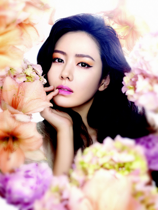 Potret Son Ye-jin pakai makeup tebal © berbagai sumber