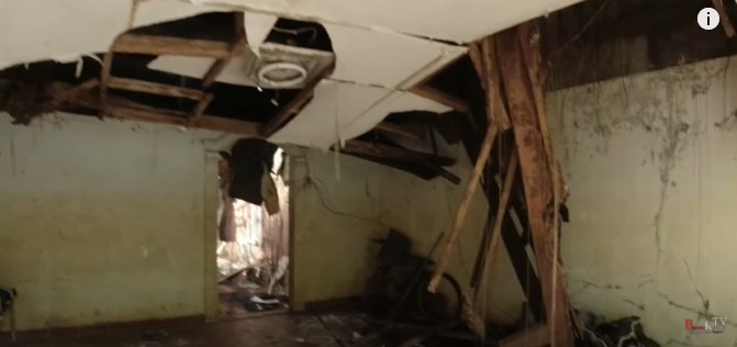 potret rumah penyanyi senior era 80-an yang terbengkalai © YouTube