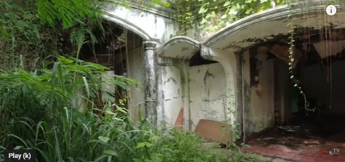 potret rumah penyanyi senior era 80-an yang terbengkalai © YouTube