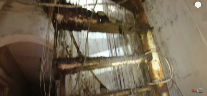 potret rumah penyanyi senior era 80-an yang terbengkalai © YouTube