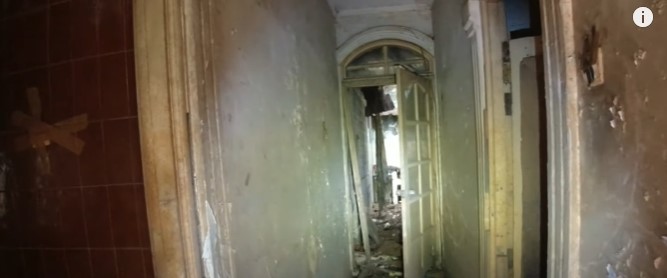 potret rumah penyanyi senior era 80-an yang terbengkalai © YouTube