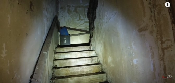 potret rumah penyanyi senior era 80-an yang terbengkalai © YouTube