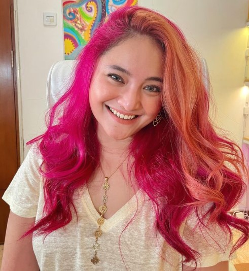 Kini berwarna pink, ini 7 transformasi gaya rambut Marshanda