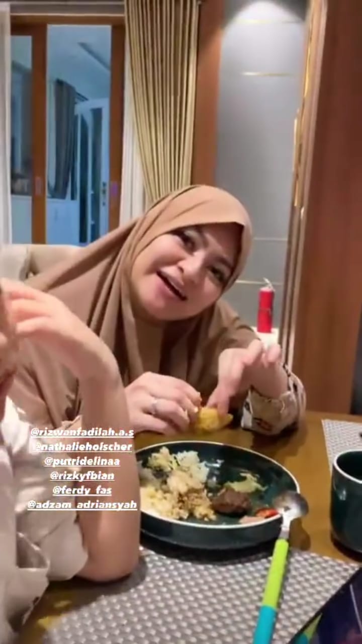 potret natural seleb jalani sahur © berbagai sumber