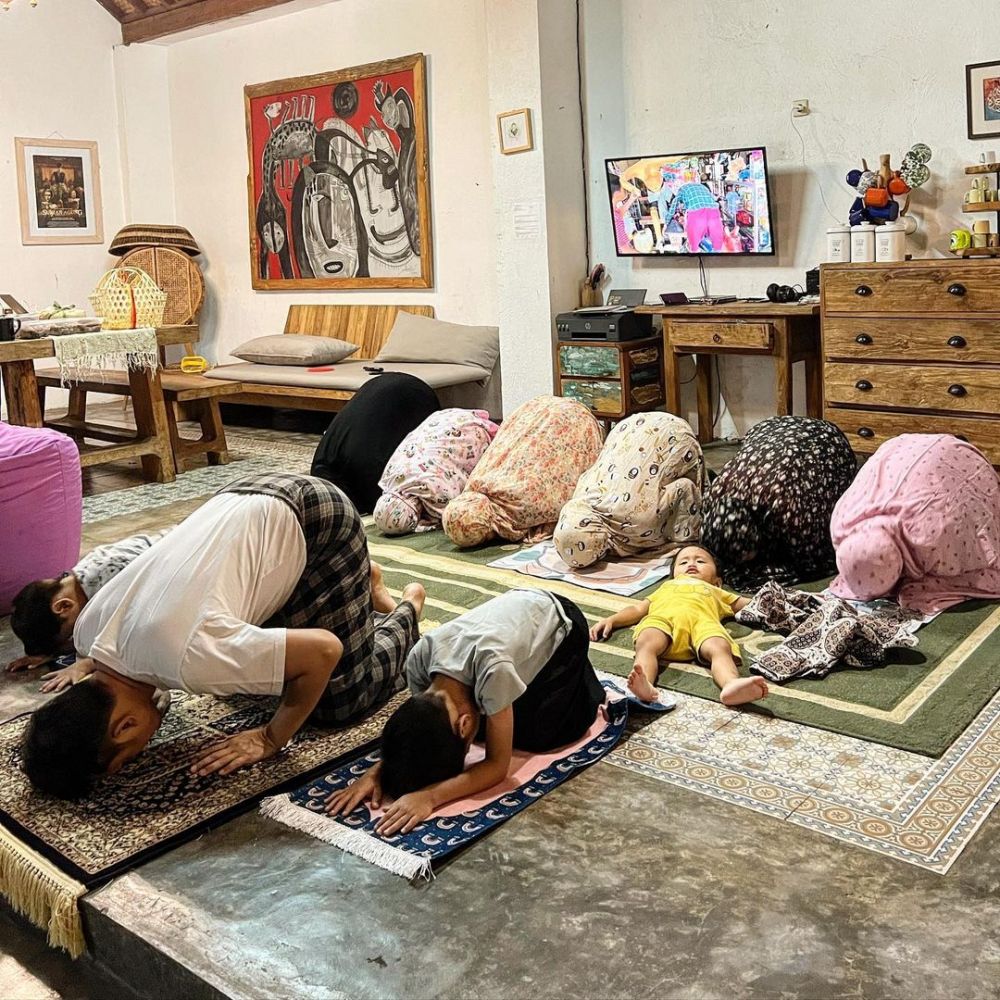 momen seleb tarawih pertama di rumah © instagram