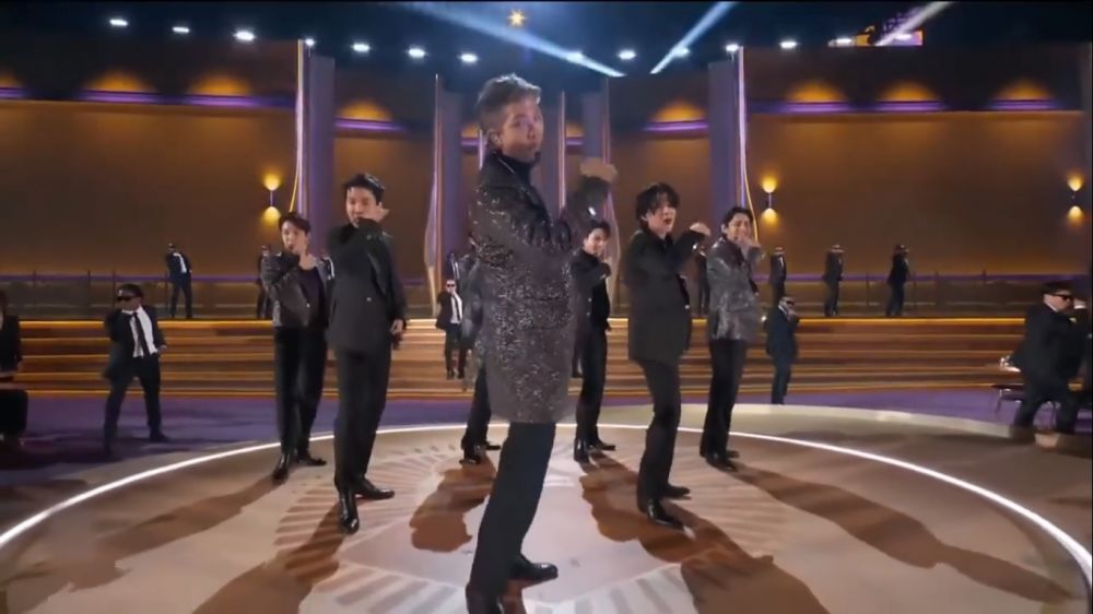 BTS tampil di panggung Grammy 2022 © berbagai sumber BTS tampil di panggung Grammy 2022 © berbagai sumber