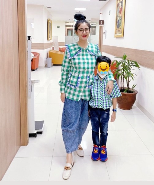 Hamil anak kedua di usia 40, 9 potret Uut Permatasari pamer baby bump