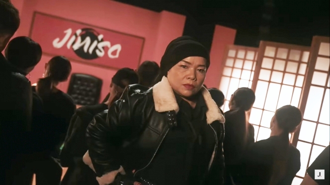 11 Gaya Dewi Zuhriati ibunda Fuji jadi bintang iklan, tampil swag