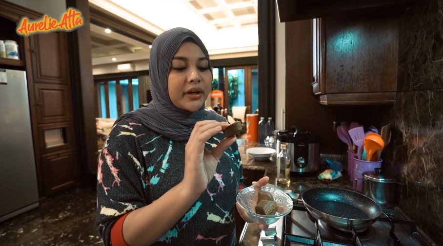 11 Trik Aurel Hermansyah bikin chicken katsu curry, cocok buat sahur