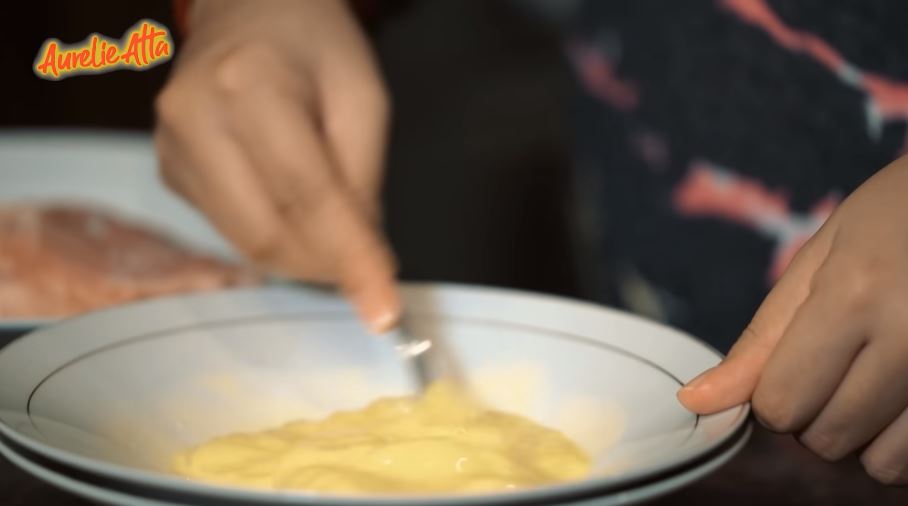 11 Trik Aurel Hermansyah bikin chicken katsu curry, cocok buat sahur