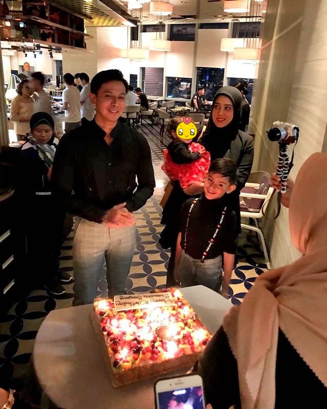 9 Potret kue ultah keluarga Fairuz A Rafiq, bentuknya lucu dan elegan