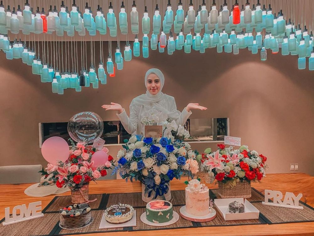 9 Potret kue ultah keluarga Fairuz A Rafiq, bentuknya lucu dan elegan