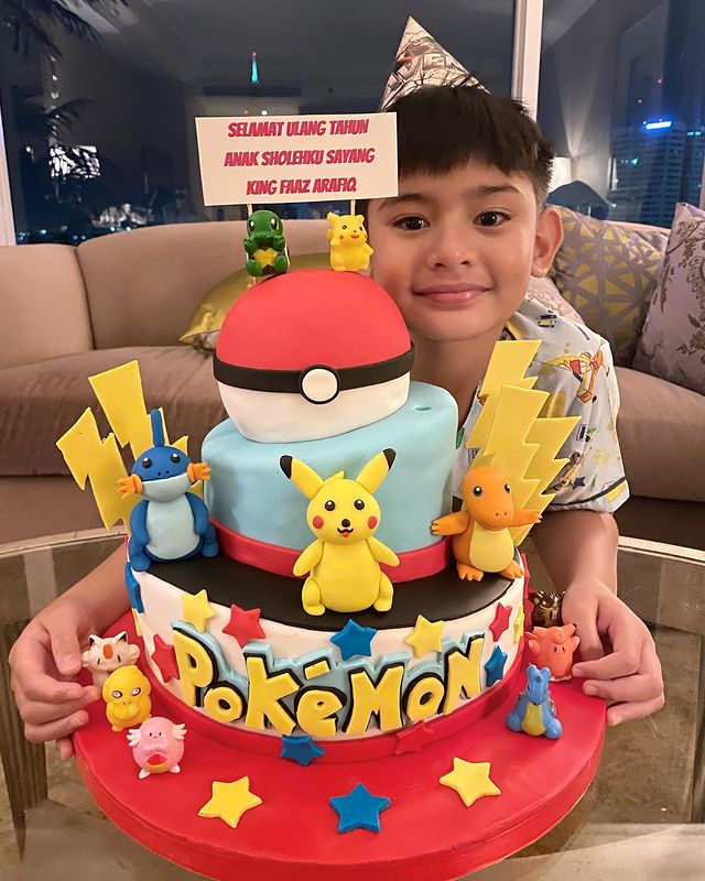 9 Potret kue ultah keluarga Fairuz A Rafiq, bentuknya lucu dan elegan