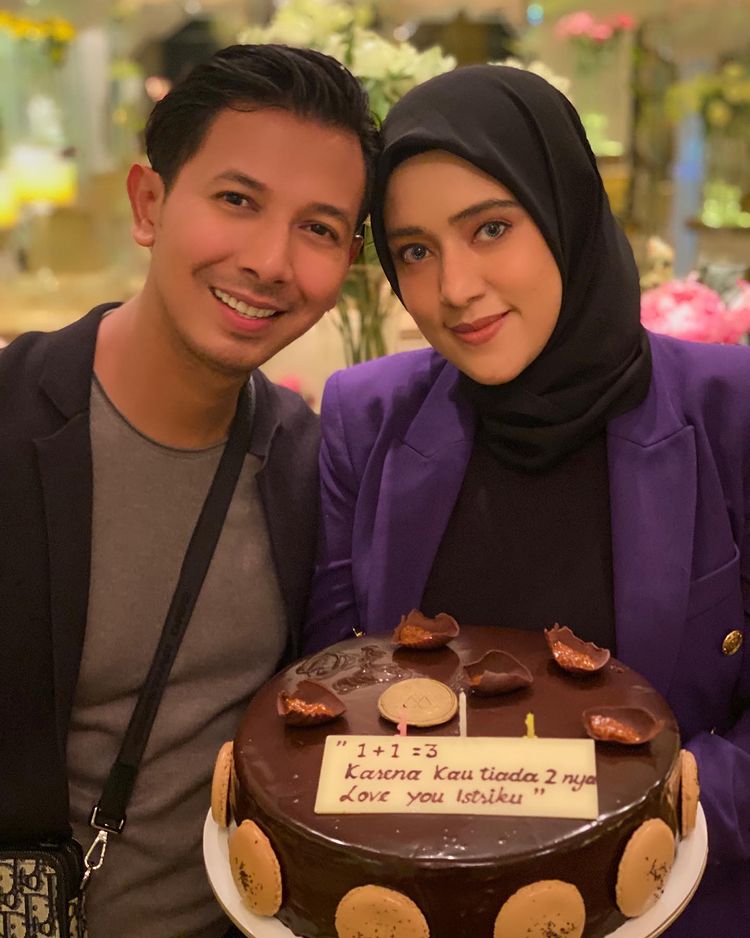 9 Potret kue ultah keluarga Fairuz A Rafiq, bentuknya lucu dan elegan