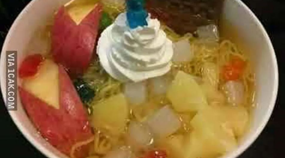 11 Potret nyeleneh es buah, penampakannya bikin nggak selera