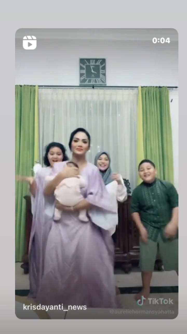 potret krisdayanti momong cucu © instagram potret krisdayanti momong cucu © instagram