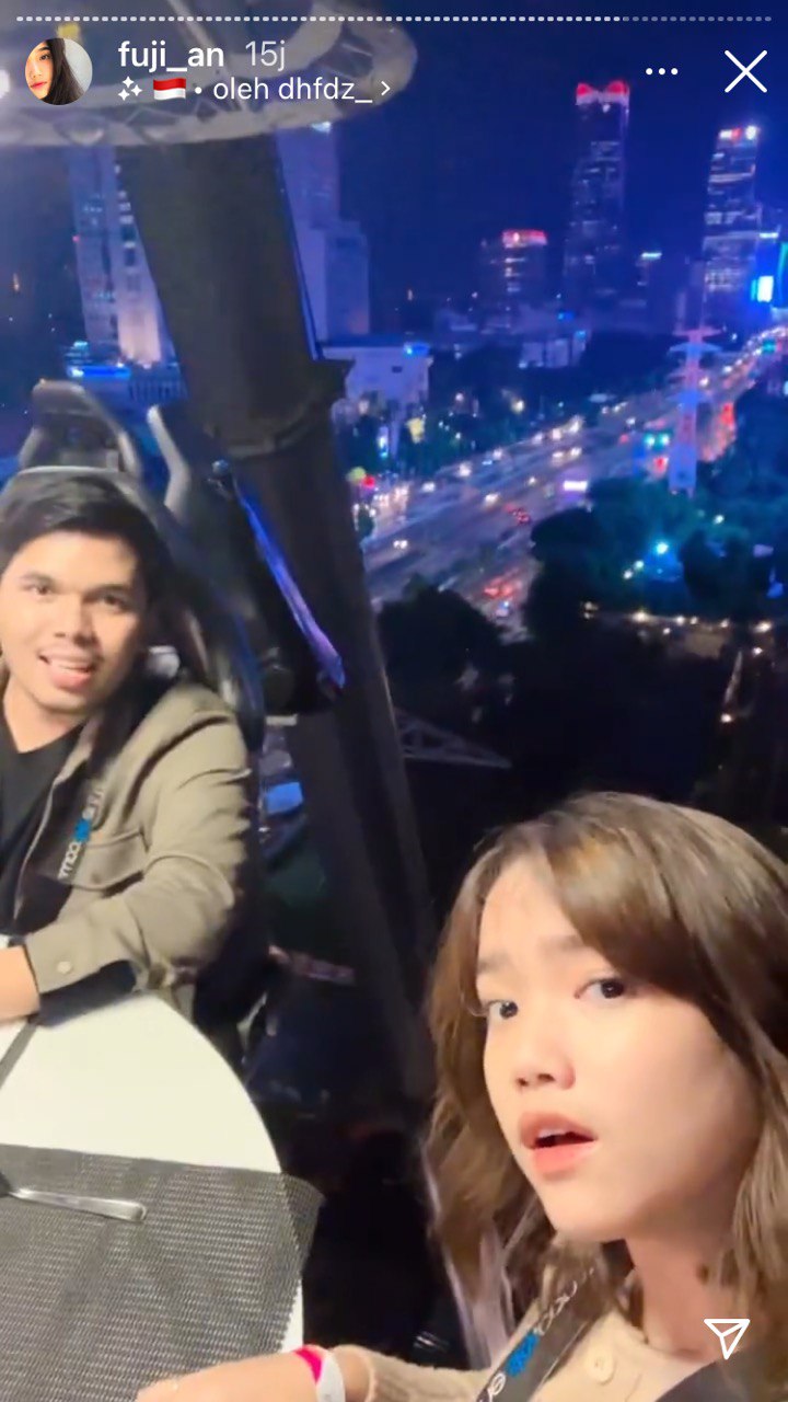 Thariq dan Fuji dinner di restoran melayang © Instagram/@fuji_an