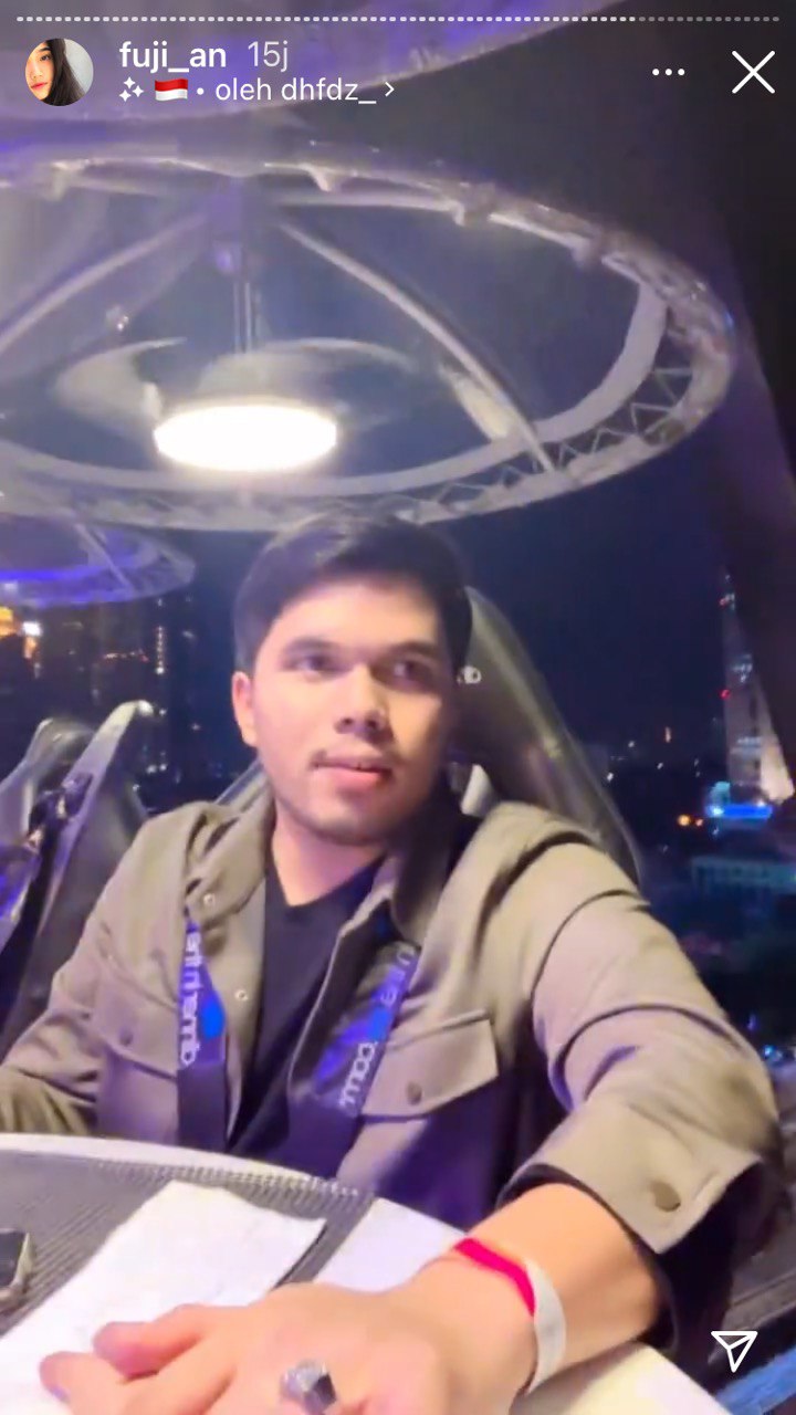 Thariq dan Fuji dinner di restoran melayang © Instagram/@fuji_an