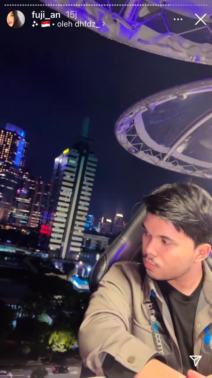 Thariq dan Fuji dinner di restoran melayang © Instagram/@fuji_an