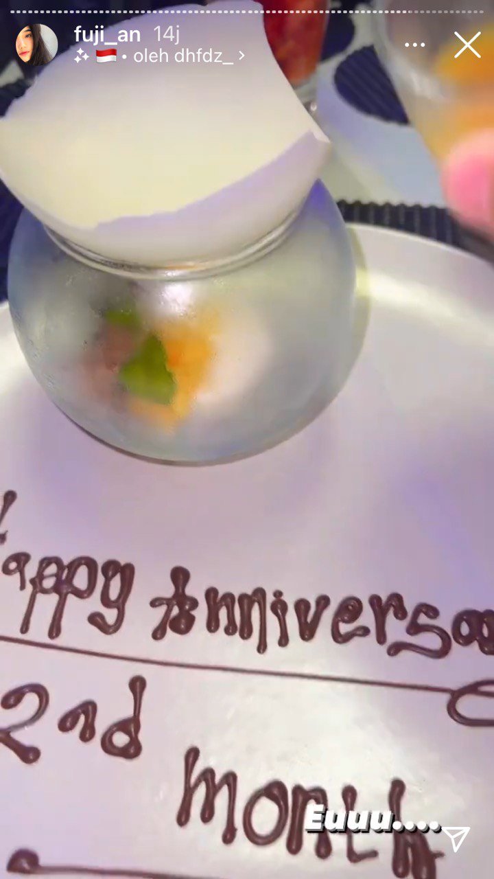 Thariq dan Fuji dinner di restoran melayang © Instagram/@fuji_an