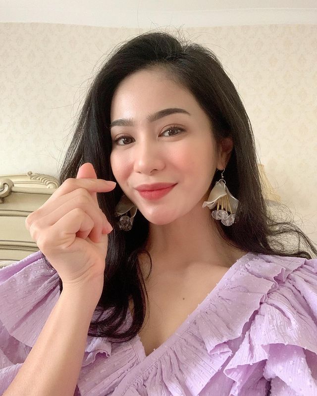 Perawatan kecantikan wajah Bunga Zainal Instagram