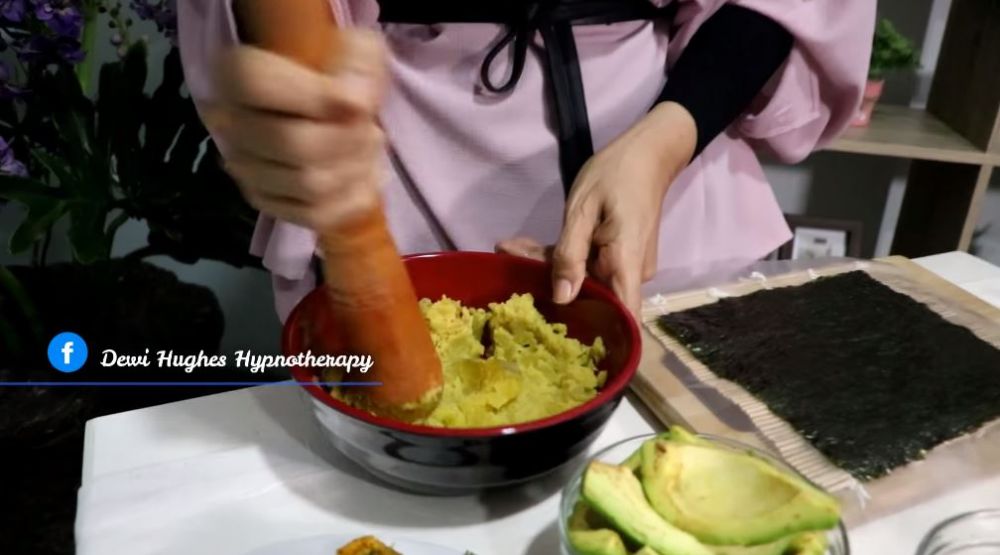 11 Trik mudah Dewi Hughes bikin sushi tanpa nasi, sehat dan lezat