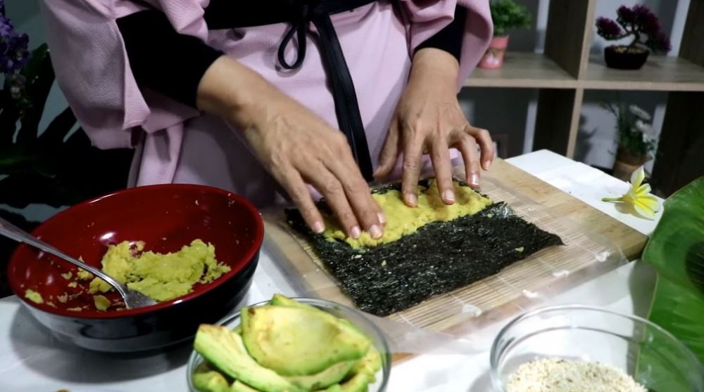 11 Trik mudah Dewi Hughes bikin sushi tanpa nasi, sehat dan lezat