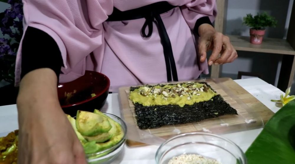 11 Trik mudah Dewi Hughes bikin sushi tanpa nasi, sehat dan lezat