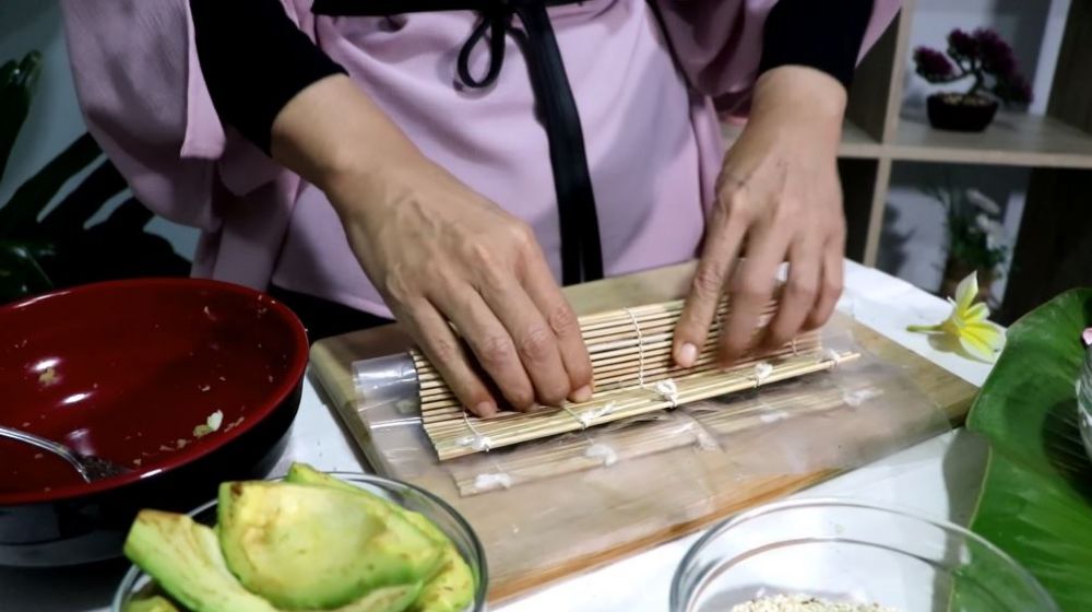 11 Trik mudah Dewi Hughes bikin sushi tanpa nasi, sehat dan lezat