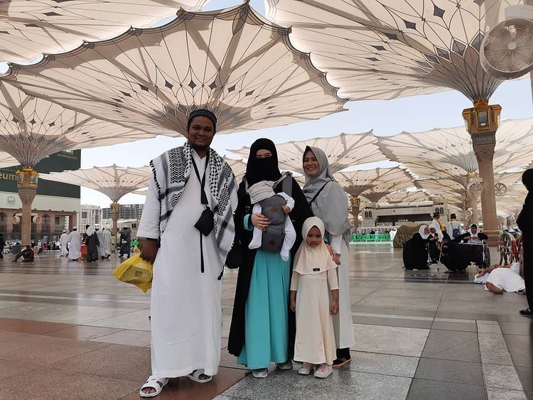 seleb mualaf jalani umrah © berbagai sumber