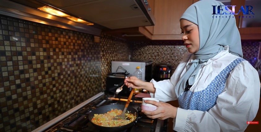 10 Langkah Lesty Kejora bikin lumpia isi, mudah dan bisa jadi stok