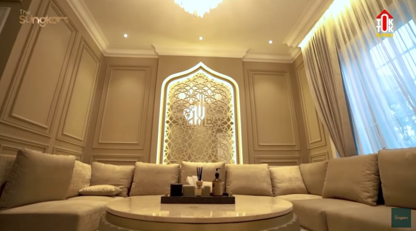 Potret ruang tamu Shireen Sungkar usai renovasi © YouTube Potret ruang tamu Shireen Sungkar usai renovasi © YouTube