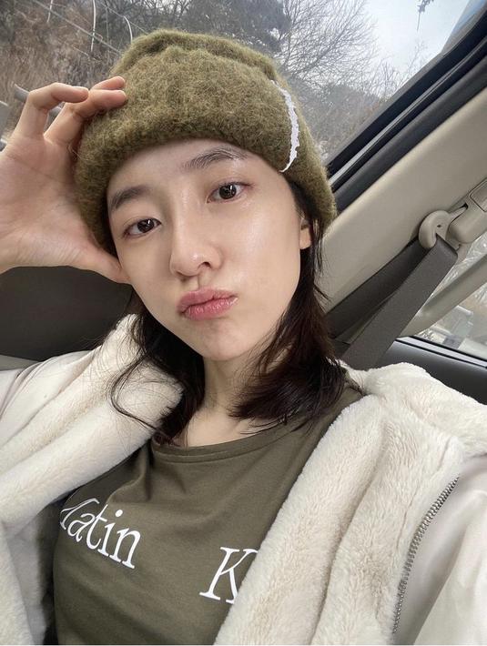 9 Potret Park Ji-hyun tanpa makeup, cantik naturalnya bikin terpana