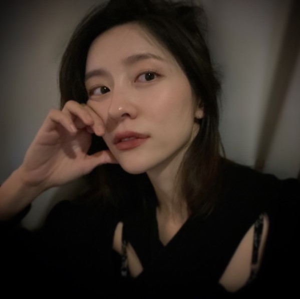 9 Potret Park Ji-hyun tanpa makeup, cantik naturalnya bikin terpana