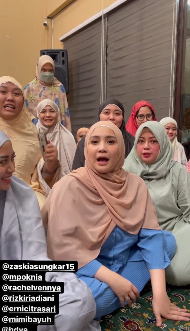 potret Nagita Slavina berhijab di pengajian © Instagram