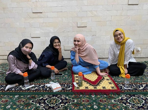 potret Nagita Slavina berhijab di pengajian © Instagram