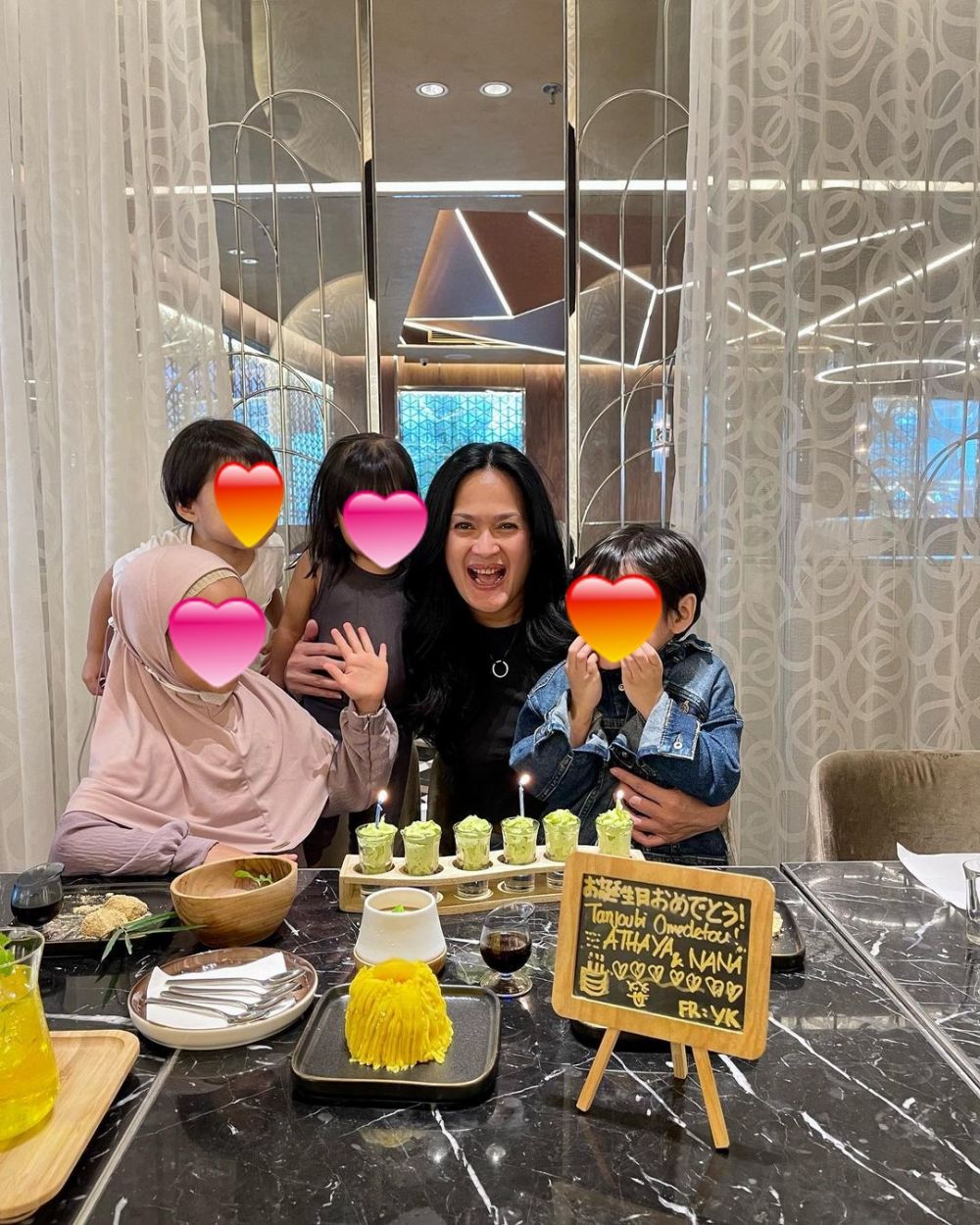 11 Gaya seleb saat momong cucu © 2022 brilio.net