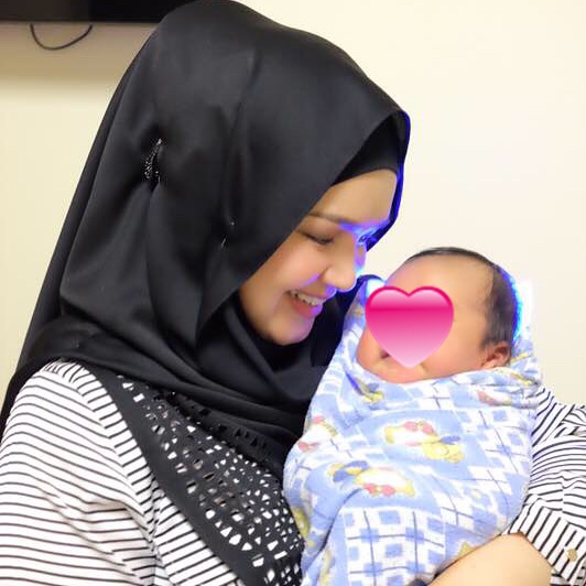 11 Gaya seleb saat momong cucu © 2022 brilio.net