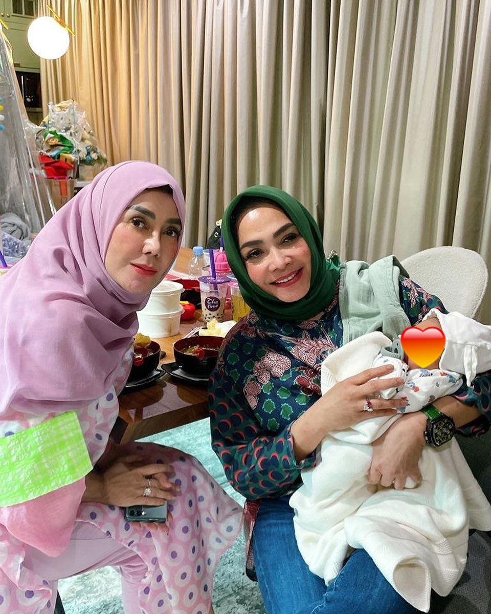 11 Gaya seleb saat momong cucu © 2022 brilio.net