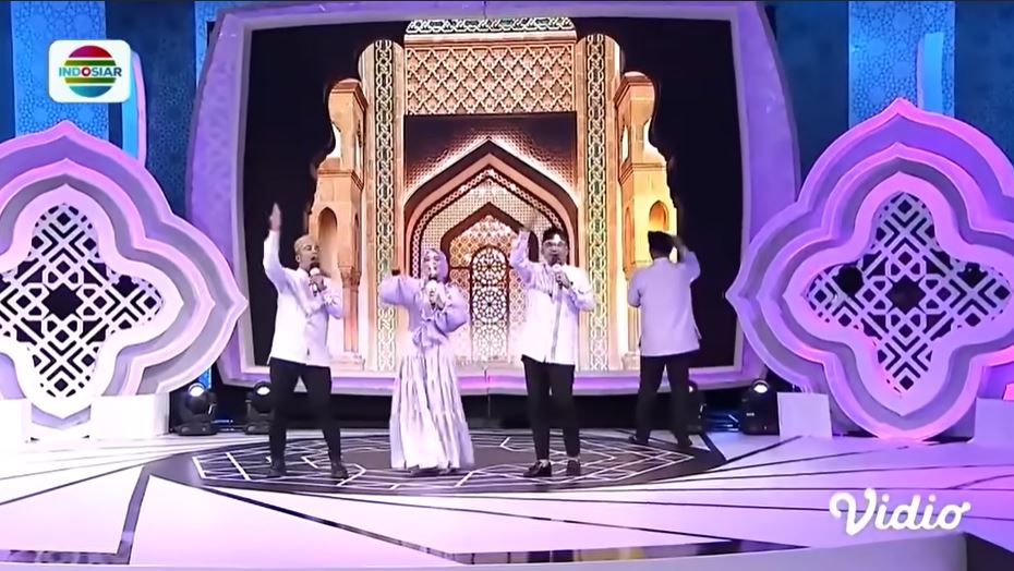 Lesty Kejora jadi host kompetisi tausiah Berbagai sumber