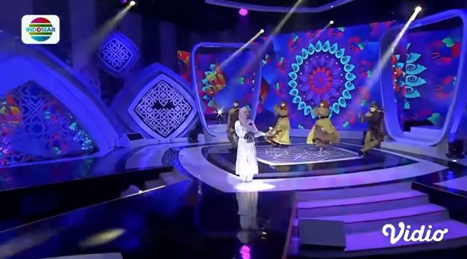 Lesty Kejora jadi host kompetisi tausiah Berbagai sumber