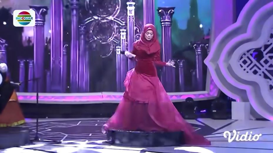 11 Potret Lesty Kejora jadi host kompetisi tausiah, gaya hijab dipuji