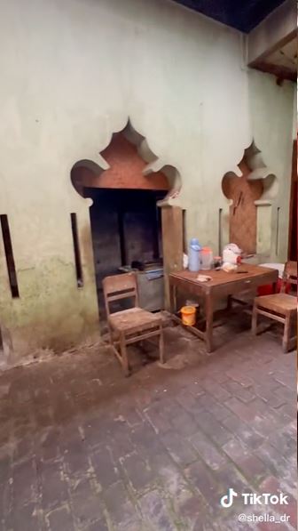 rumah megah di tengah desa unik © TikTok rumah megah di tengah desa unik © TikTok