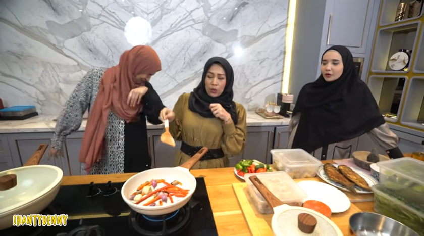 Intip hasil masakan 7 seleb saat belajar masak, simpel buat pemula