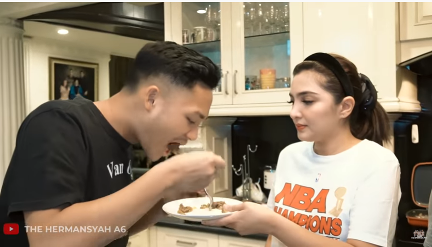 Intip hasil masakan 7 seleb saat belajar masak, simpel buat pemula