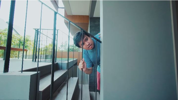 penampakan rumah joshua suherman © YouTube